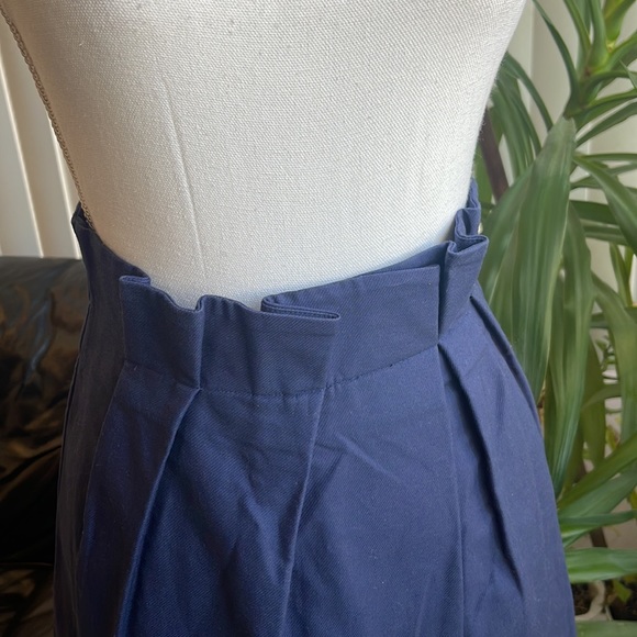 NWT THE PEOPLE’S Navy skirt with pleats in front size 2 - Picture 2 of 3
